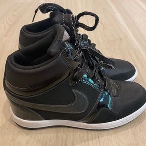 Nike Air Force Sky High Wedge black